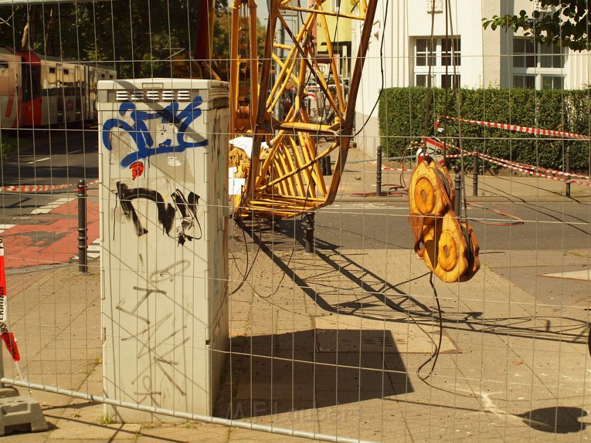 Baukran umgestuerzt Koeln Suelz Suelzguertel P188.JPG